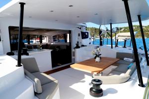 ein Esszimmer und eine Küche auf einem Boot in der Unterkunft Let's go catamaran in Saint Barthelemy