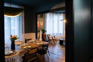 a dining room with a table and chairs and a room withoriusorius at Appartement ATHOS - Hyper Centre - Familiale in Orléans +30 photos