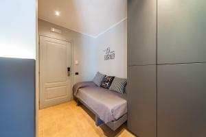 a small room with a couch and a refrigerator at B&B Portorosso in Monopoli