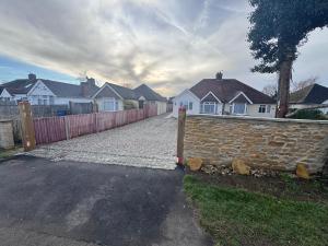 a brick fence in front of a row of houses at Bota Bungalow, Kidlington,Oxford in Kidlington