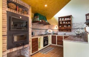 eine Küche mit einer Backsteinwand und einem Kamin in der Unterkunft Can Mandol in Inca + 44 Fotos