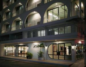 an apartment building at night with lights at Go2bed Pattaya Hotel in Pattaya