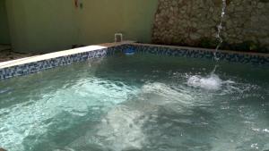 - une piscine avec une fontaine dans l'établissement Casa Del Aire, à Mérida