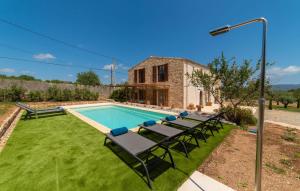 a villa with a swimming pool and lawnitures at Son Cullera Petit in Son Servera