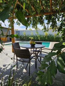 a table and chairs sitting next to a pool at Espaço premium, Casa com 5 quartos, piscina aquecida & Jacuzzi in Caldas Novas