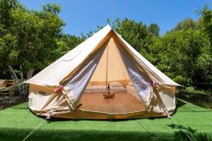 a tent is set up on a green field at Edem private camping in Análipsis