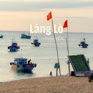 a group of boats in the water on a beach at Con Cua Biển Homestay in Tuy Hoa +4 photos