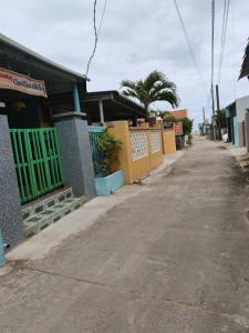 an empty street in front of a building at Con Cua Biển Homestay in Tuy Hoa