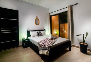 a bedroom with a bed and a plant in it at Villa Clif-Beau in Albion +47 photos