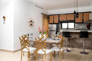 a kitchen and dining room with a table and chairs at Villa Clif-Beau in Albion