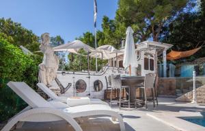 a statue of a woman standing next to a pool at Ocean View in Palma de Mallorca