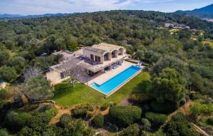 an aerial view of a house with a swimming pool at Los Arcos in Felanitx