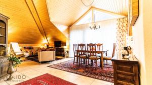 a dining room with a table and chairs in a room at Holidayapartment Kirchweg, Glis in Brig