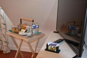 a small table with bottles on top of it at L' ESCALE SINAGOTE Chambre d'hôtes in Séné