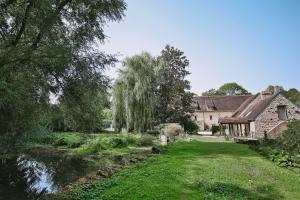 a house and a yard with a stream in front at Moulin de Vézelay - Maison d'hôtes in Fontenay-près-Vézelay +23 photos