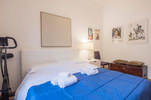 a bedroom with a bed with towels on it at Casa Boutique Mareluna - Luxury Apartments by Mareluna Hotel in Salerno