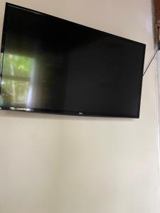a flat screen tv hanging on a wall at Kit luxo com spa aquecido in Florianópolis