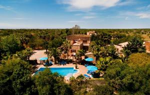 an aerial view of a house with a swimming pool at Can Lopez Vara in Campos