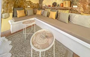 a living room with a couch and a table at Casa Vida Arta in Artá