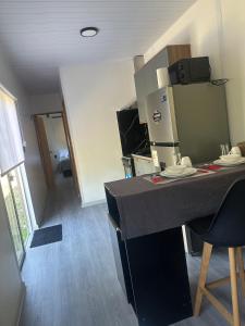 a room with a table and chairs in a room at MiRe- Alojamiento con jacuzzi in Maldonado