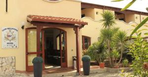 a entrance to a building with a wooden door at Hotel Club Bellavista in Vieste