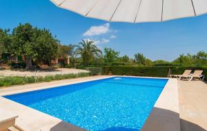 ein Bild von einem Swimmingpool in einer Villa in der Unterkunft Ceratonia in Binissalem