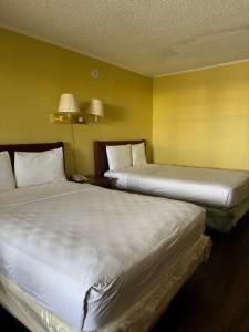 two beds in a hotel room with at Evergreen Plaza Inn in Metairie