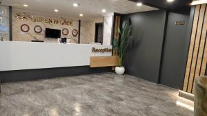 a lobby with a reception desk and a counter at QUEEN PALACE HOTEL TRABZON in Trabzon