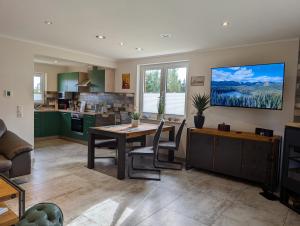 a kitchen and dining room with a table and chairs at Premium-Plus-Ferienhaus Havanna Select in Hasselfelde