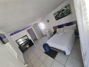 an overhead view of a bedroom with a bed at affordable room rustenburg in Kroondal