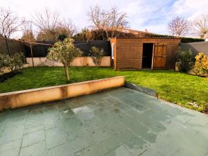 a yard with a patio with a tree and a building at Tamaris Abba in Talmont