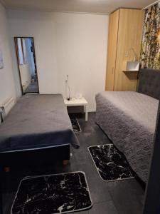 a hotel room with two beds and a mirror at Appartement Ons Plekje in De Wilp