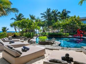 ein Resort mit Swimmingpool und Liegestühlen in der Unterkunft Casa Malca in Tulum