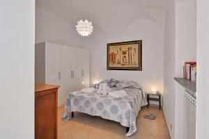 a bedroom with a bed with towels on it at Parasio - Mareri apartments in Imperia