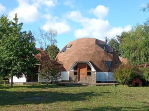a house with a gambrel roof on a yard at Domo familiar campestre in La Montaña