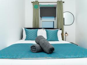 a bed with a stuffed animal on top of it at GreenStar Apartments - Short Walk Away Into Dundee City Centre - 6 Individual Properties from 1 to 3 Bedrooms - Short & Long Stay Offers! in Dundee +288 photos