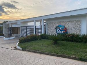 a building with a sign on the side of it at Tres Palmas Apartamento in Carmen de Apicalá