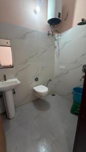 a bathroom with a toilet and a sink at Amrit Guest House in Vrindāvan