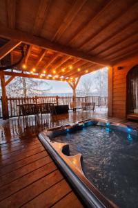 a hot tub on the deck of a cabin at Le château des fées in Illoud