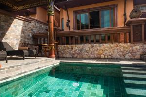 Bazén v ubytování Ammatara Pura Pool Villa nebo v jeho okolí