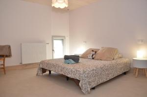 a bedroom with a bed with a teddy bear on it at Joz Une Halte in Saint-Antoine