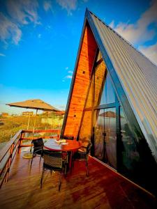 a wooden deck with a table and chairs on a roof at Fabulosas da Serra in Monte das Gameleiras
