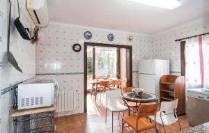 a kitchen and dining room with a table and chairs at Ca Na Siona in Alcudia