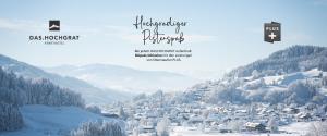 ein Plakat für ein Festival mit einer Stadt in den Bergen in der Unterkunft Staufen Chalets am Schlossberg mit Oberstaufen PLUS und PLUS GOLF in Oberstaufen