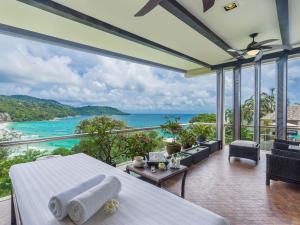 een kamer met uitzicht op de oceaan bij Katamanda - Villa Amanzi by Elite Havens in Kata Beach