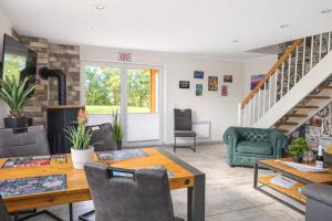 a living room with a table and chairs at Premium-Plus-Ferienhaus Havanna Select in Hasselfelde