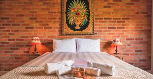 a bedroom with a bed with towels on it at Pousada Canto do Papagaio in Aiuruoca
