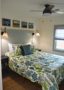 a bedroom with a bed with a green and white comforter at 427 Broad Street in Georgetown