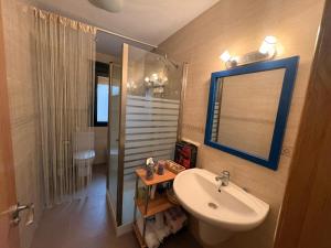 a bathroom with a sink and a toilet and a mirror at Ático Centro in Socuéllamos