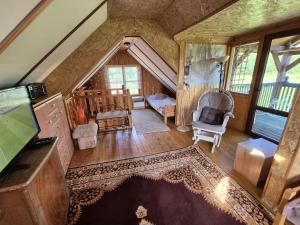 an overhead view of a living room with an attic at Domek letniskowy Rancho do wynajęcia 7osobowy Rybaczówka in Banie Mazurskie